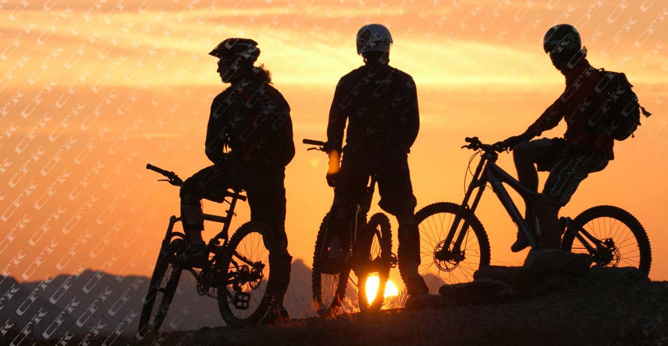 Mountainbiker bei Sonnenuntergang